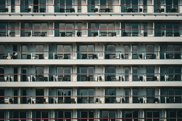 Où peut-on louer une maison de vacances en Provence avec des cours de cuisine et des balades en montgolfière?