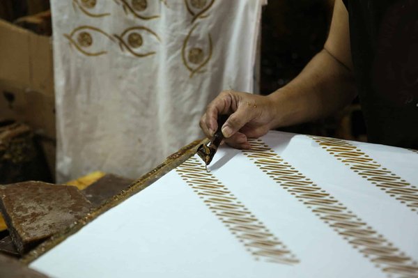 Où découvrir les traditions artisanales de la teinture batik en Indonésie : ateliers et artisans locaux ?